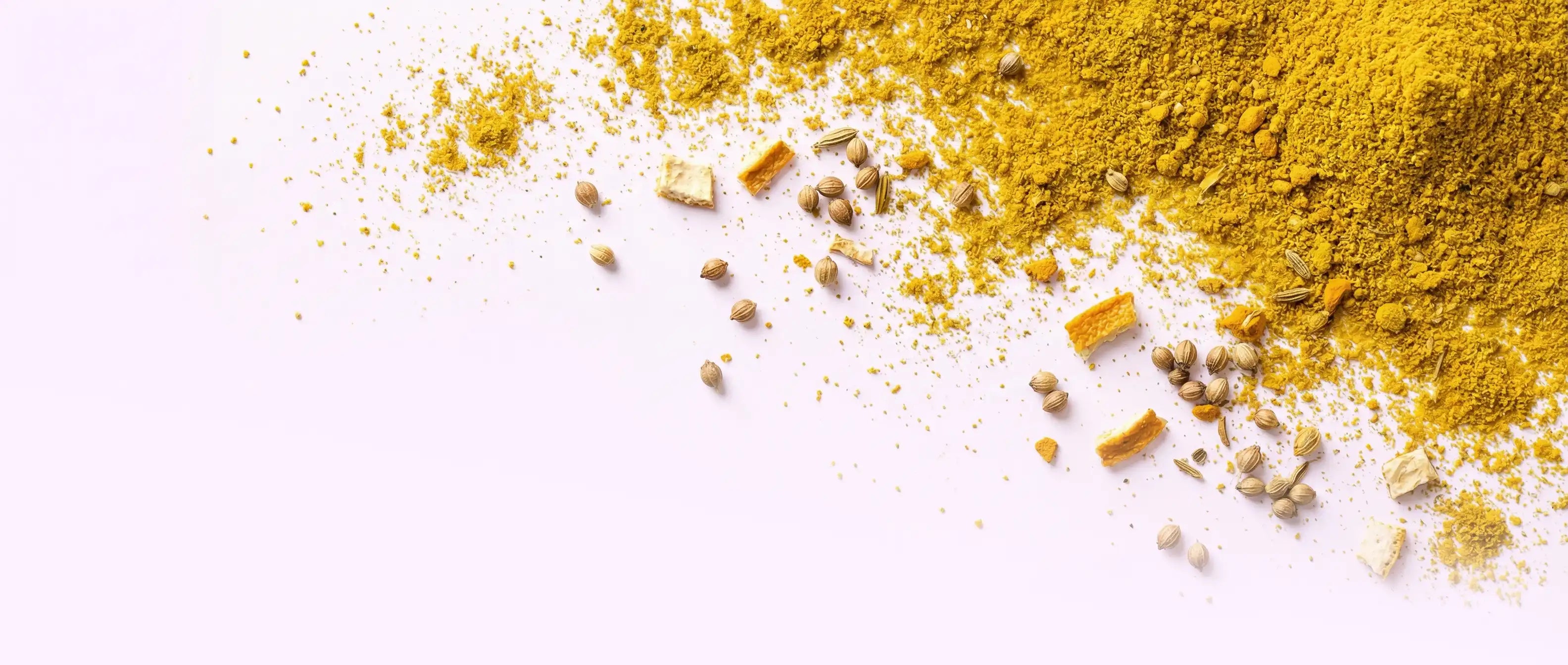 Curry gewürze auf rosa Hintergrund