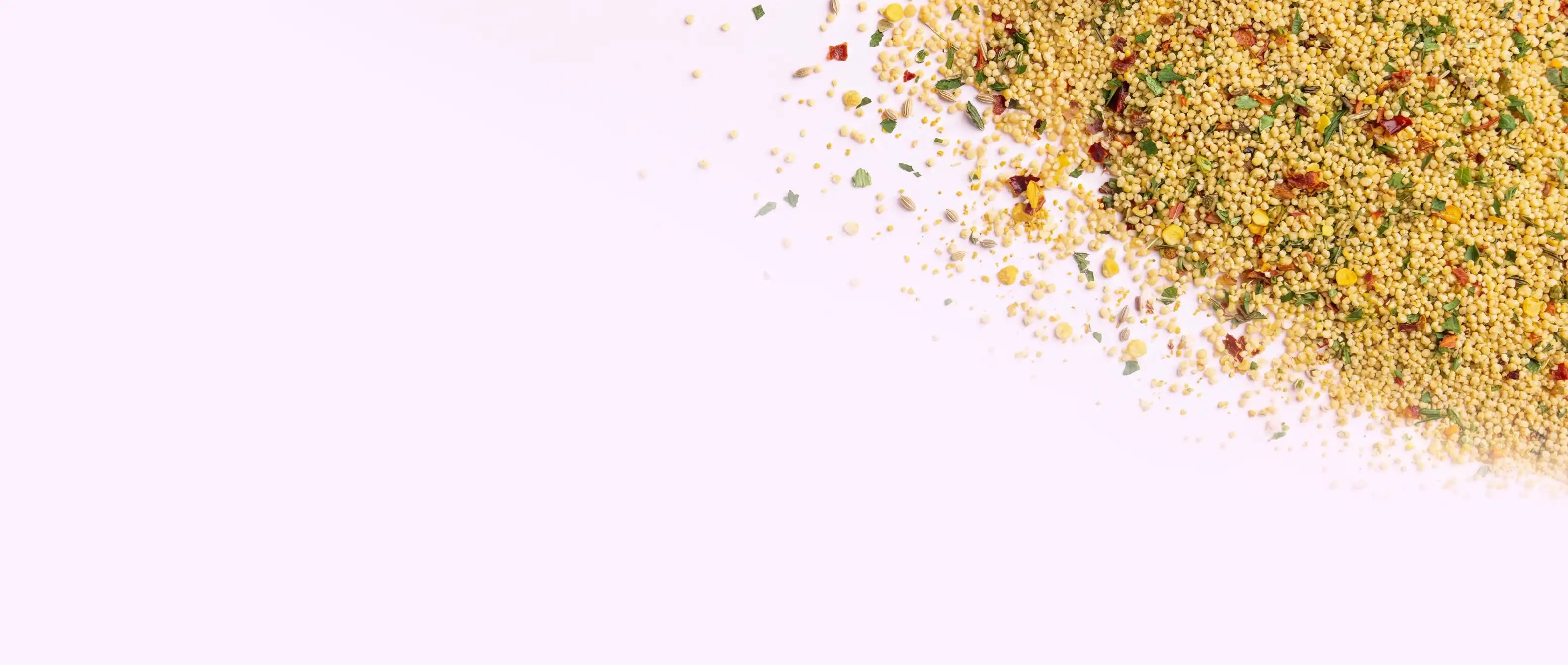 Couscous auf rosa Hintergrund