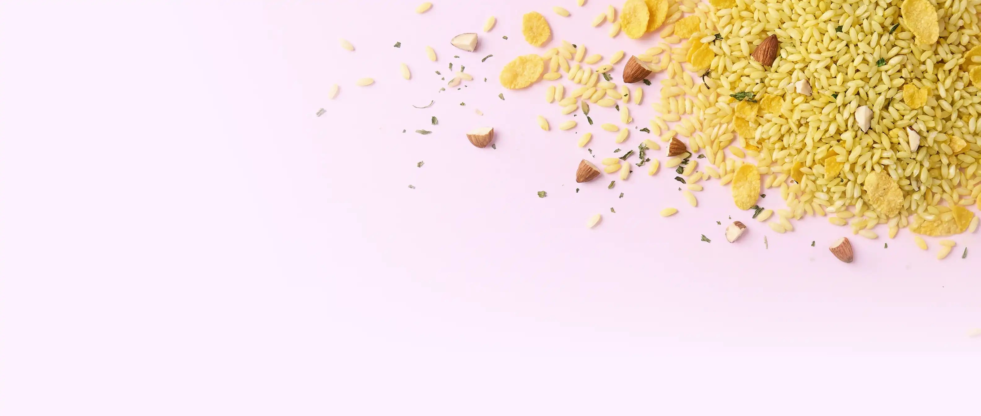 Risotto mit Gemüse auf hellem Hintergrund