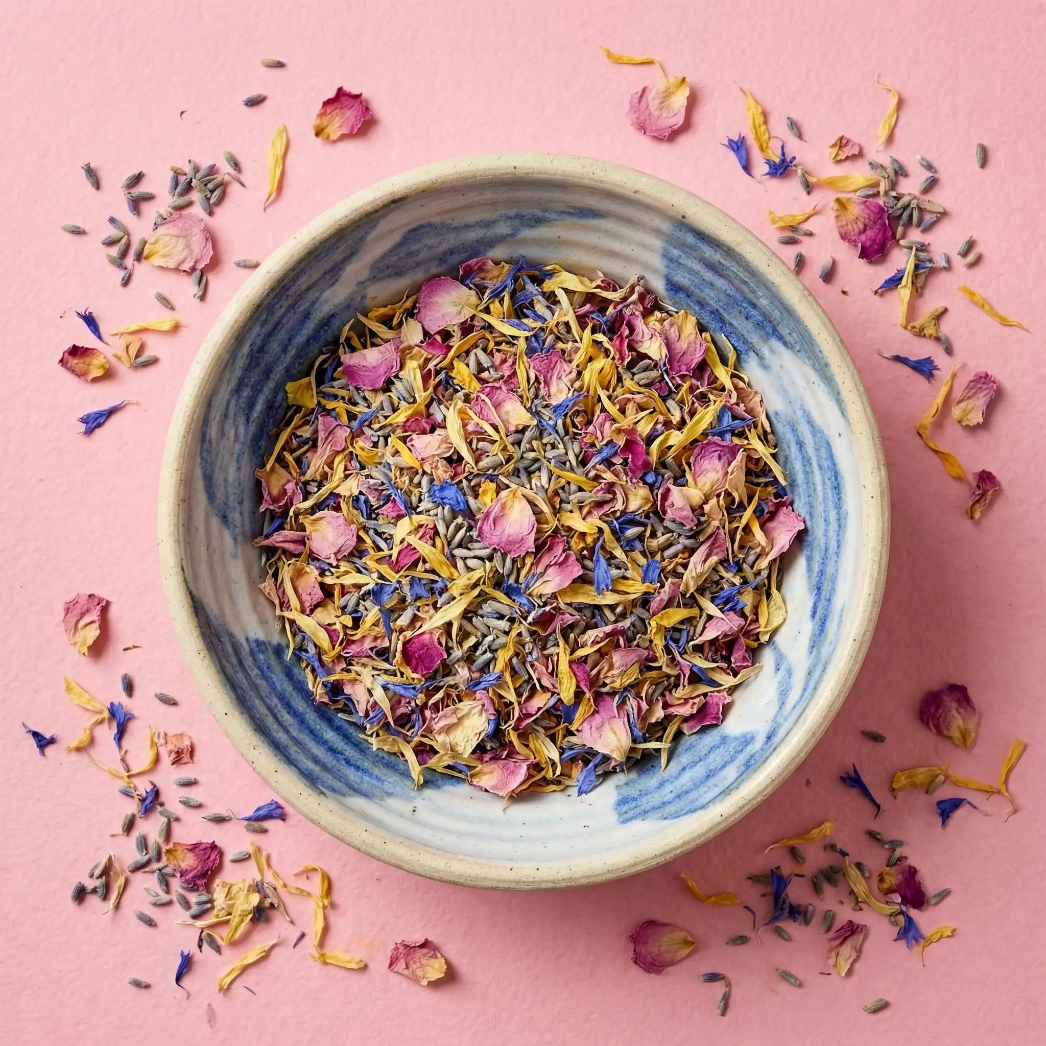 Blütenmischung mit Rosen, Kornblumen, Calendula & Lavendel – essbar, aromatisch & wunderschön.